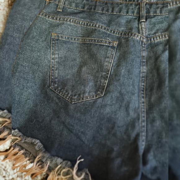SHEIN Frayed high rise denim shorts Size 0XL Like New - Picture 6 of 6